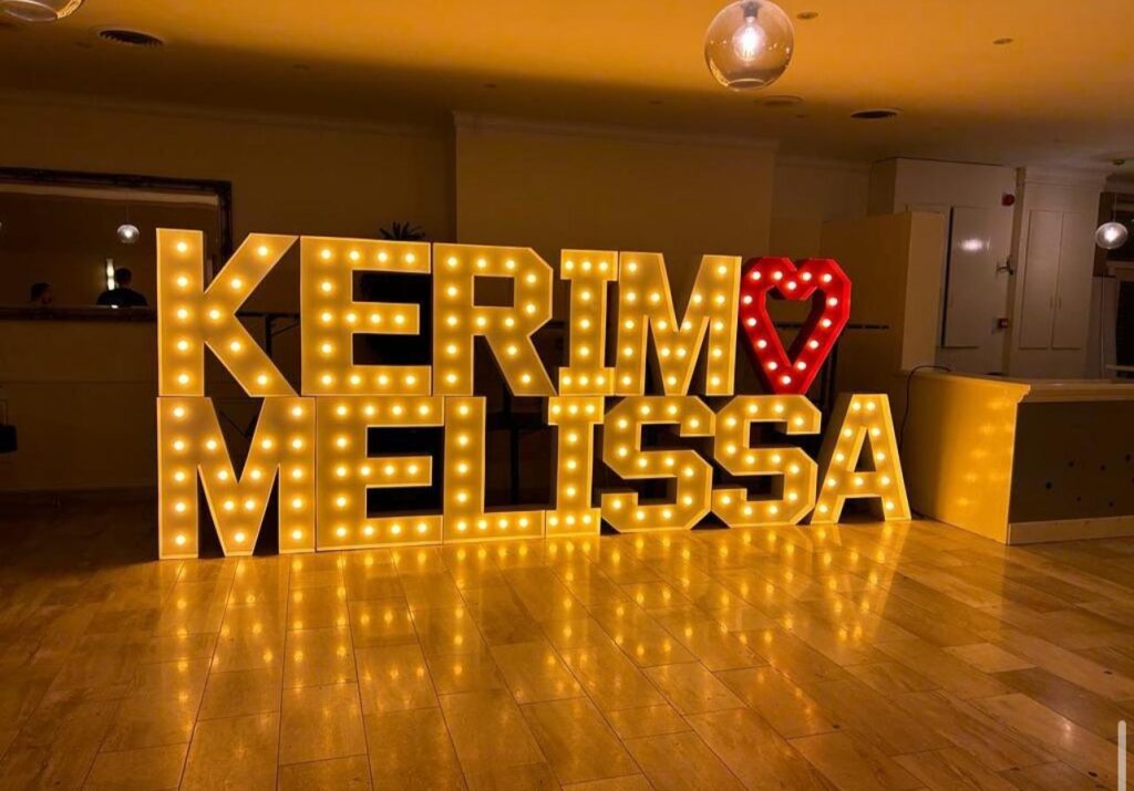 Kerim ren Melissa in lichtletters voor een bruiloft of babyshower