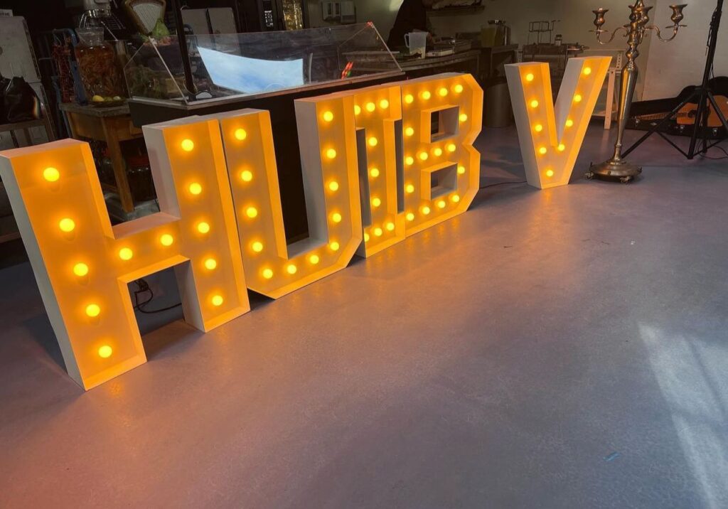 Lichtletters HUIB V op een feest