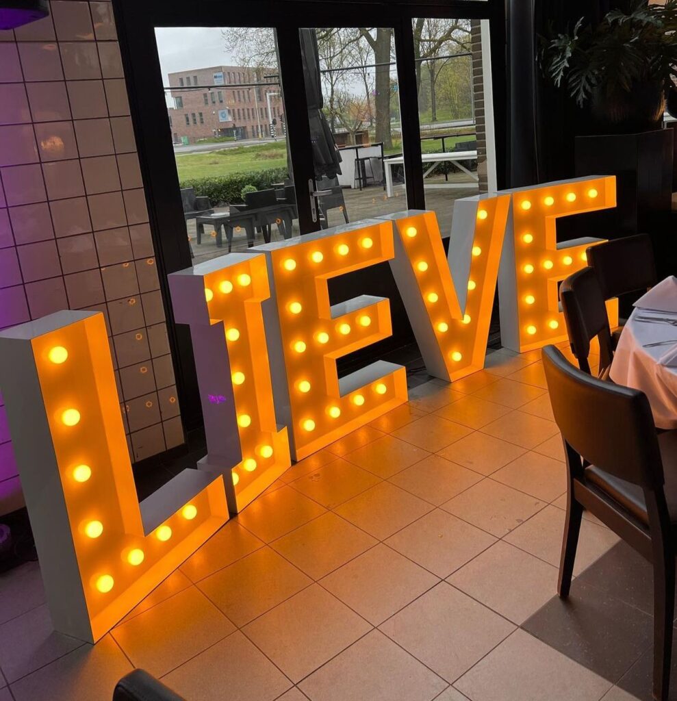 Lichtletters LIEVE op een feest