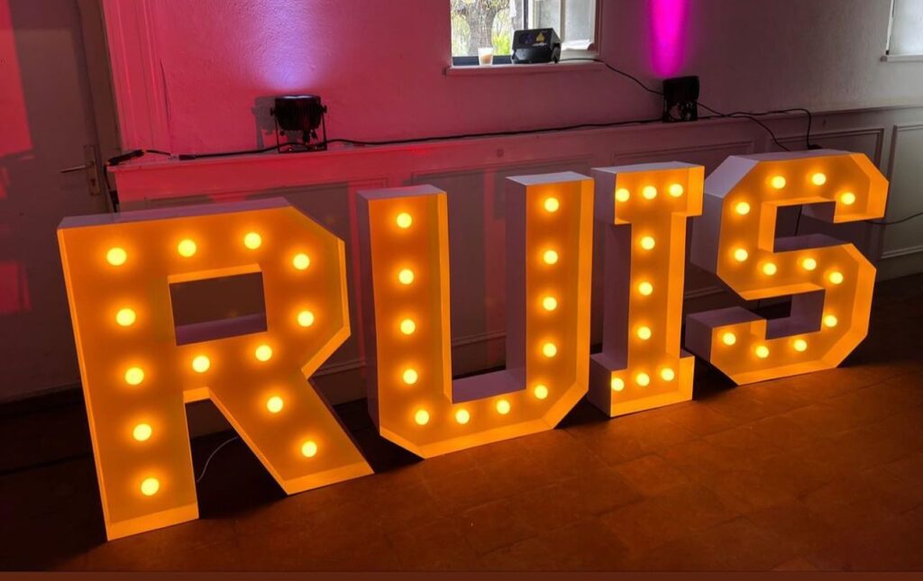 Zakelijk event met de lichtletters RUIS