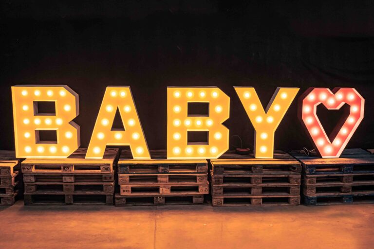 Grote lichtletters, het woord baby