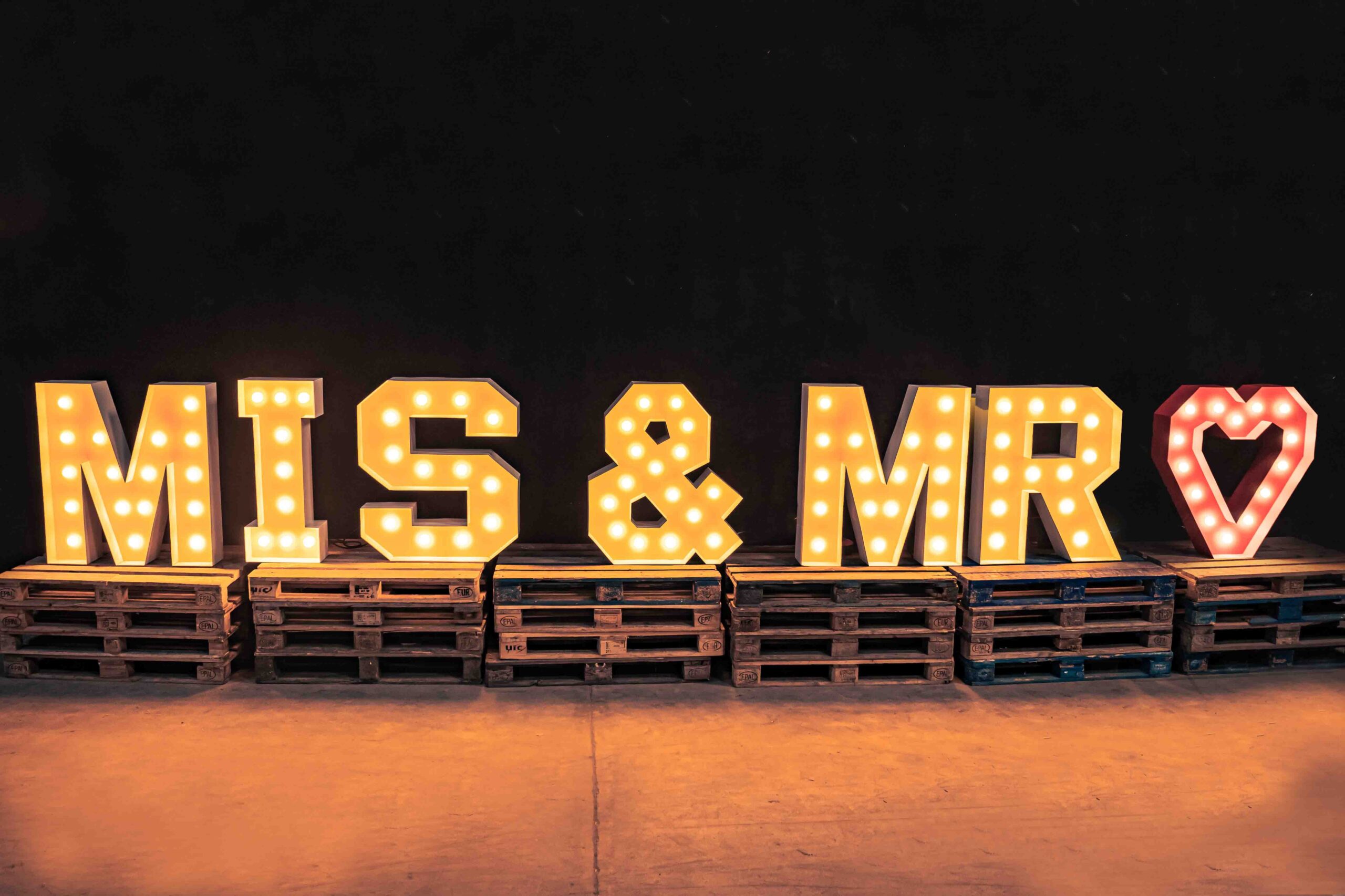 MIS en MR in lichtletters voor trouwdag
