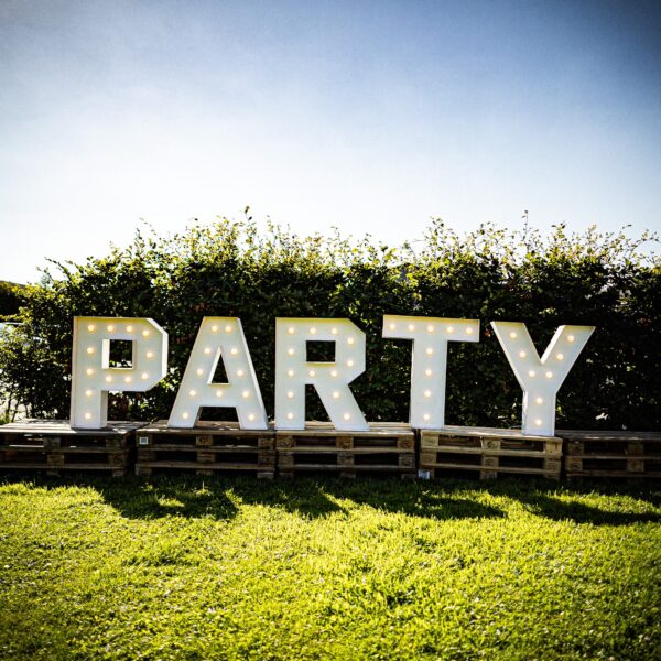 PARTY in lichtletters