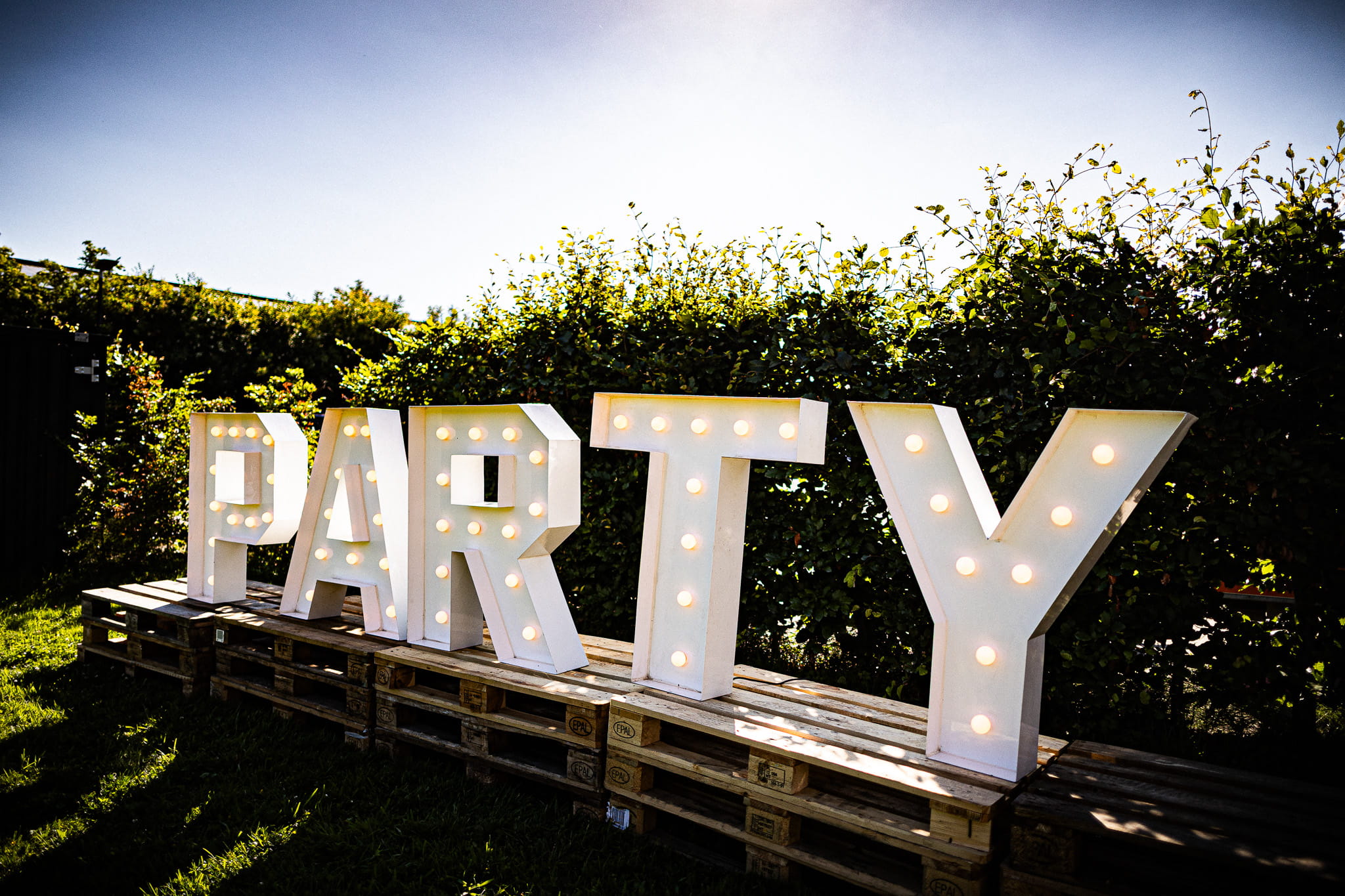 Lichtletters in de tuin met de letters PARTY