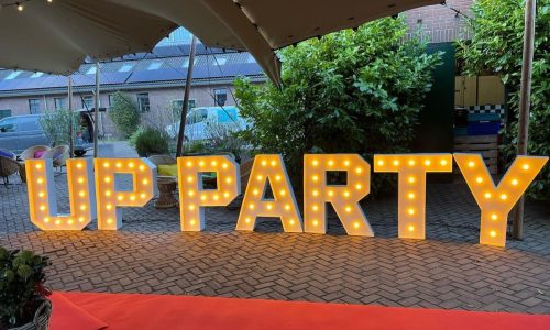 Up party letters voor evenementen op de homepage